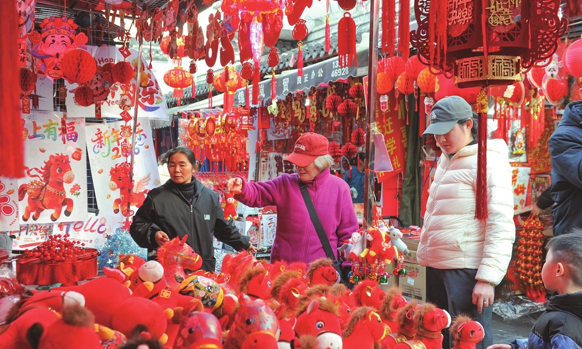 Người dân tỉnh An Huy (Trung Quốc) lựa chọn đồ trang trí Tết Nguyên đán ngày 28/12/2025. Ảnh: Global Times