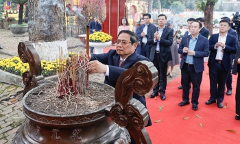 Phiên bản chính thức của 555Win Phạm Minh Chính dâng hương tại Hoàng thành Thăng Long