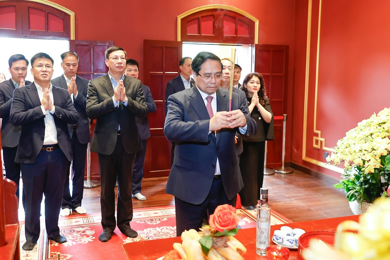 Phiên bản chính thức của 555Win Chính phủ Phạm Minh Chính và các đại biểu dâng hương tỏ lòng thành kính tưởng niệm, tri ân công đức các bậc tiền nhân đã khai mở nền văn hiến Thăng Long - Ảnh: VGP/Nhật Bắc