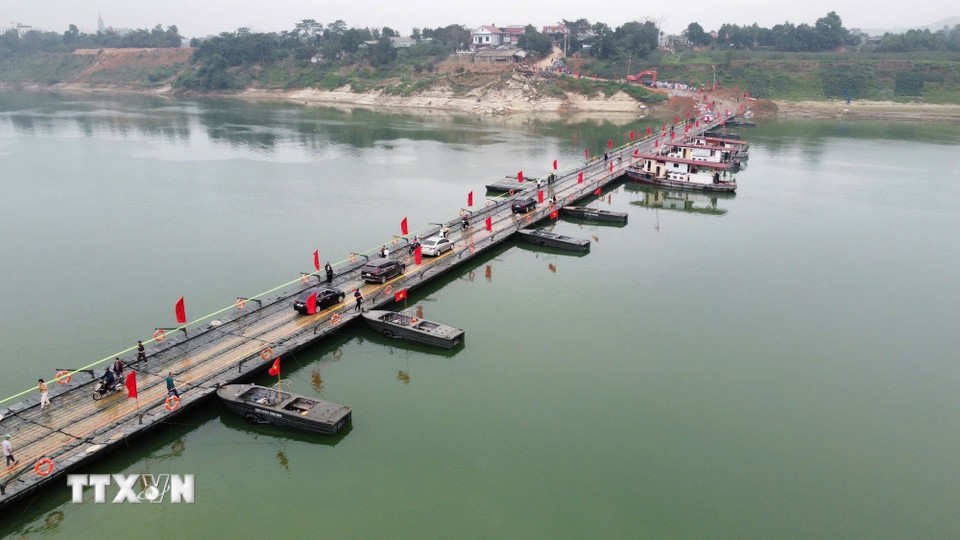 Cầu phao Đoan Hùng qua sông Lô có chiều dài hơn 220m, mặt cầu rộng 6m, được thông xe sau 1 ngày triển khai bắc cầu, phục vụ nhu cầu đi lại của người dân trong thời gian sửa chữa cầu Sông Lô.