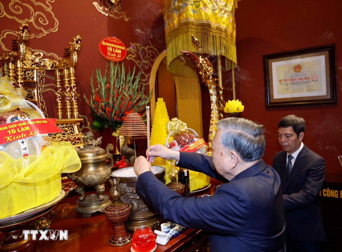 Tổng Bí thư Tô Lâm dâng hương tưởng nhớ, tri ân các bậc tiên đế có công với đất nước tại Khu Di tích Hoàng Thành Thăng Long - Hà Nội. Ảnh: TTXVN.