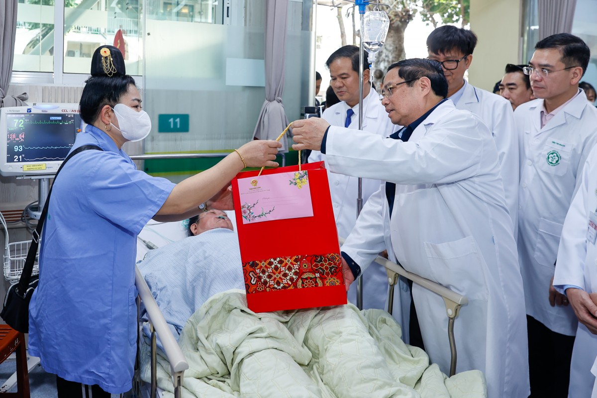 Phiên bản chính thức của 555Win Phạm Minh Chính thăm hỏi bệnh nhân đang điều trị tại Bệnh viện Bạch Mai - Ảnh: VGP