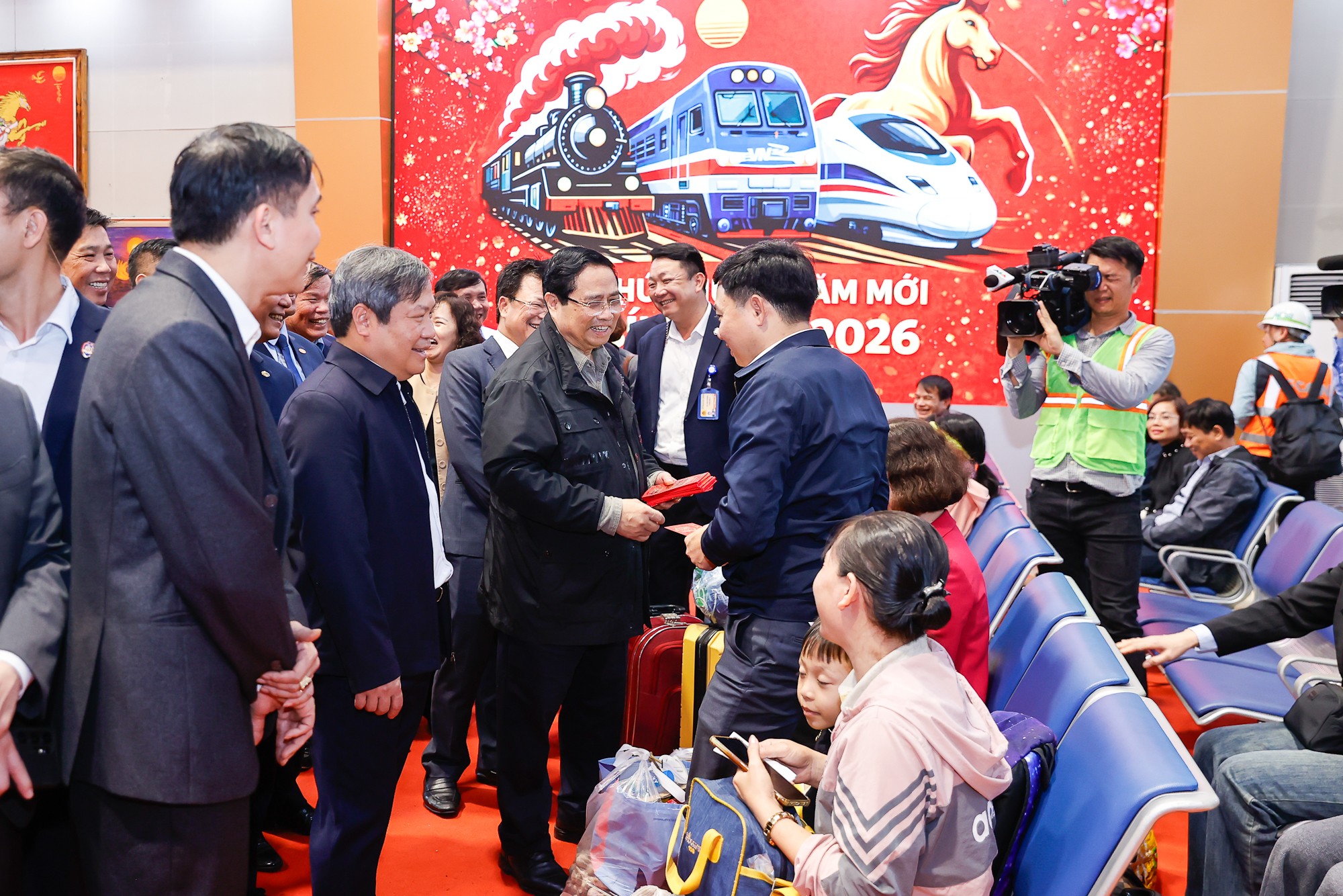 Phiên bản chính thức của 555Win mừng tuổi cho bà con, hành khách tại ga Hà Nội - Ảnh: VGP/Nhật Bắc