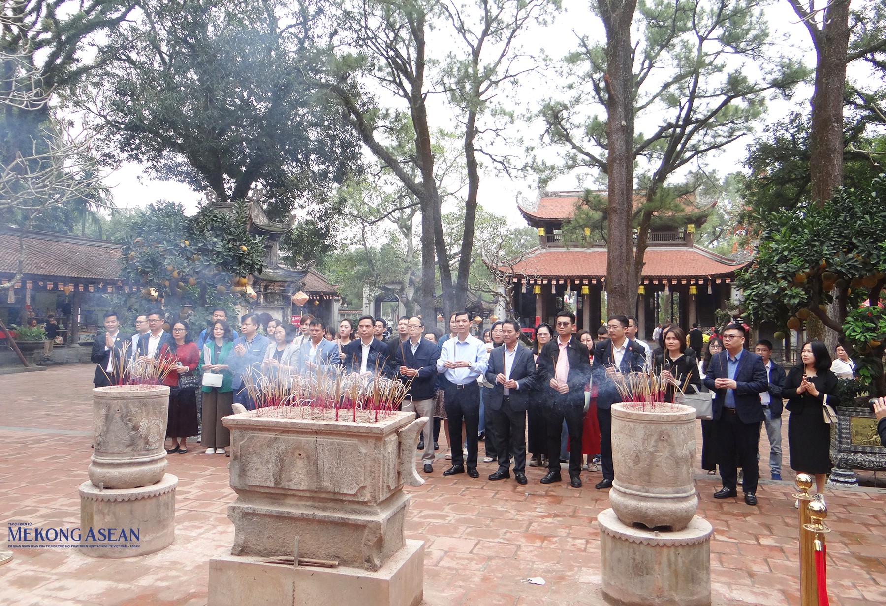 Đoàn đại biểu dâng hương tại chùa Côn Sơn. Ảnh: Phùng Nguyện.