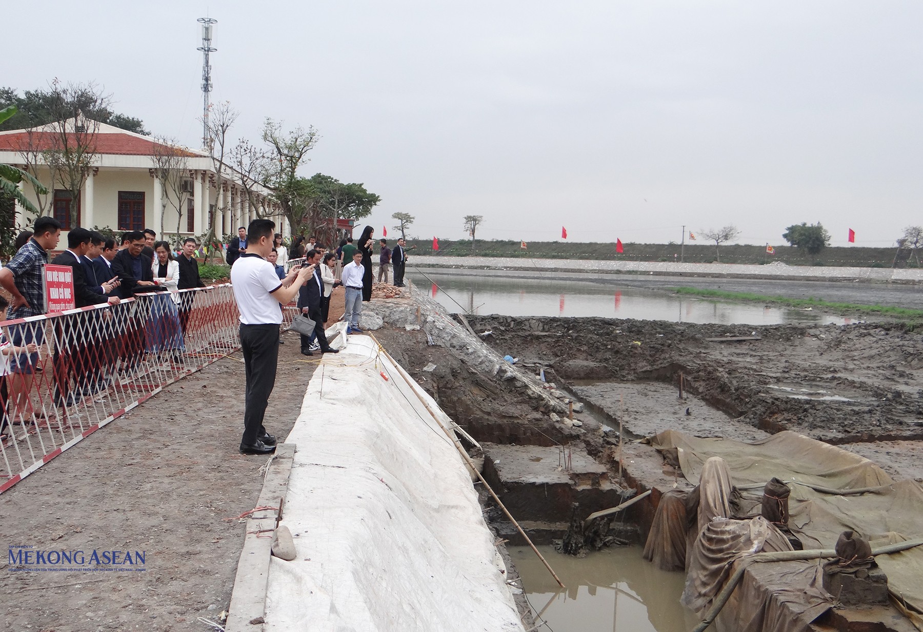 Đoàn đại biểu tham quan, trải nghiệm các điểm di tích, cảnh quan tại di tích đền Kiếp Bạc. Ảnh: Phùng Nguyện.