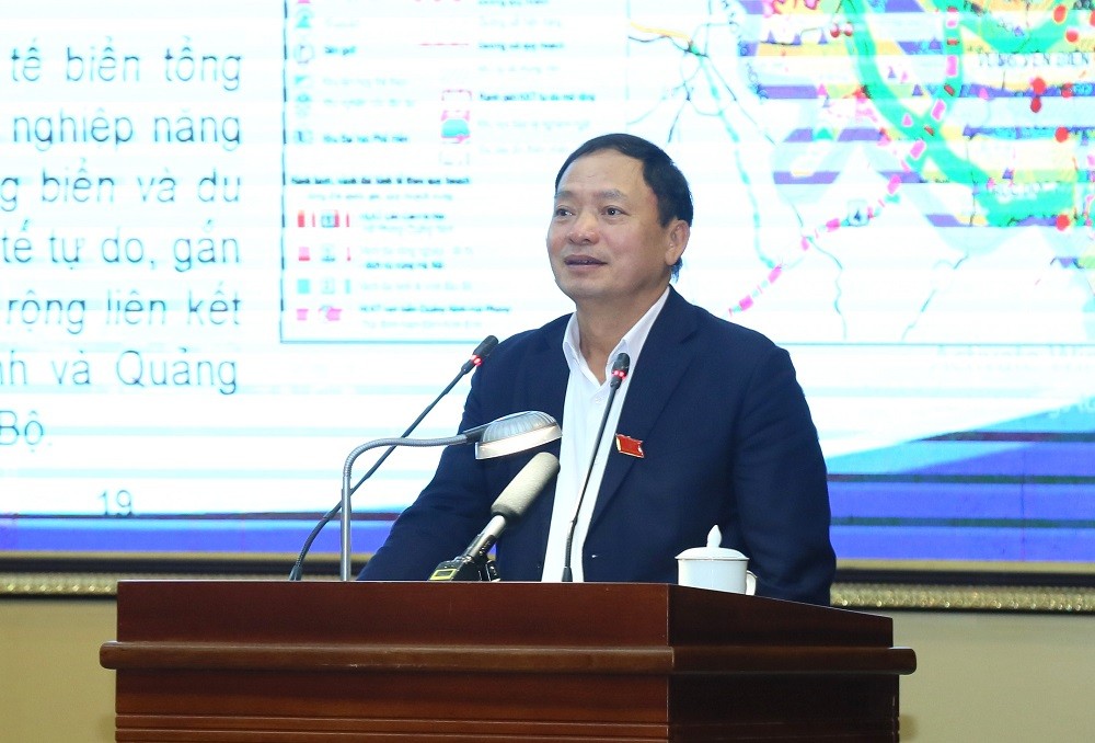 Phó Bí thư Tỉnh ủy, Chủ tịch HĐND tỉnh Hưng Yên Trần Quốc Văn phát biểu tại kỳ họp. Ảnh Tất Đạt.