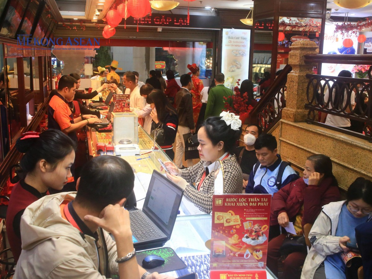 Ngày vía Thần Tài: Vàng hút khách, giá quay đầu giảm