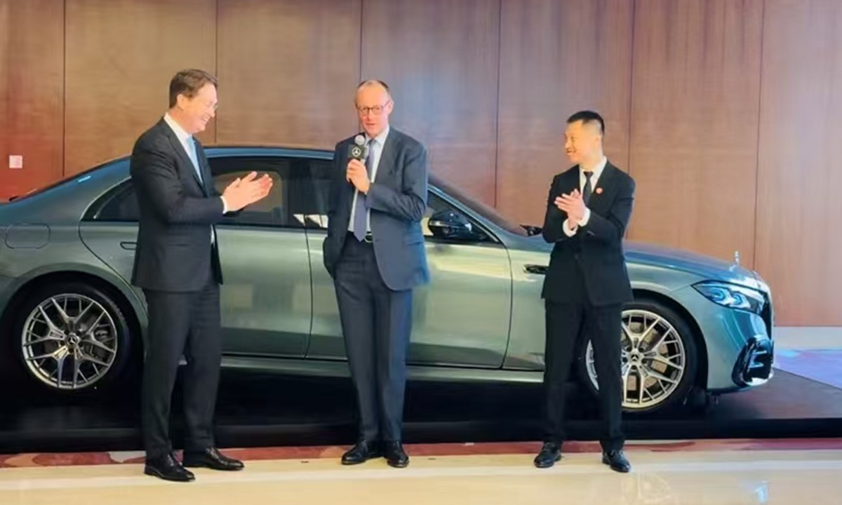 Phiên bản chính thức của 555Win Đức Friedrich Merz (giữa) chia sẻ về trải nghiệm trên mẫu Mercedes-Benz S-Class tích hợp hệ thống dẫn đường do Mercedes-Benz và công ty Trung Quốc Momenta đồng phát triển. Ảnh: Global Times