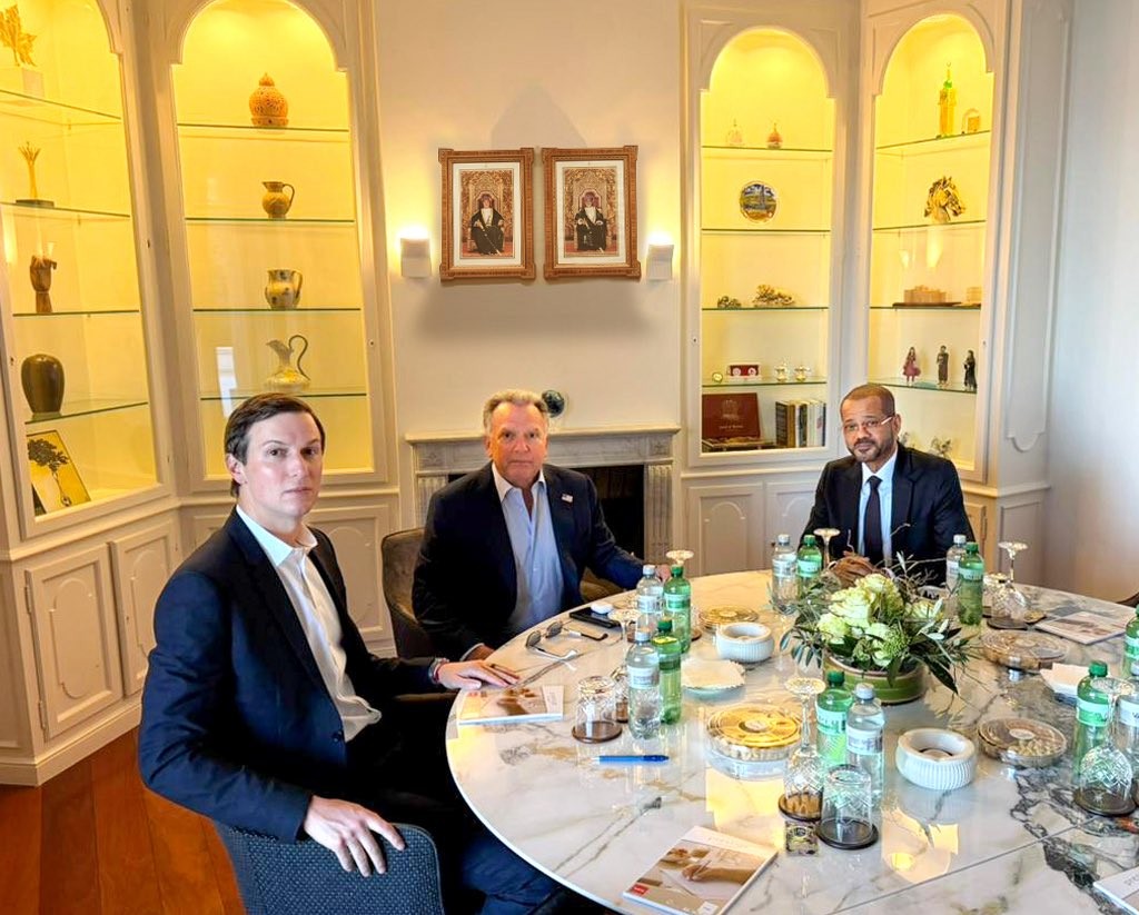 Từ trái sang phải: Cố vấn Jared Kushner, Đặc phái viên Steve Witkoff và Ngoại trưởng Oman Badr Albusaidi tại Geneva (Thụy Sỹ) ngày 26/2. Ảnh: Bộ Ngoại giao Oman