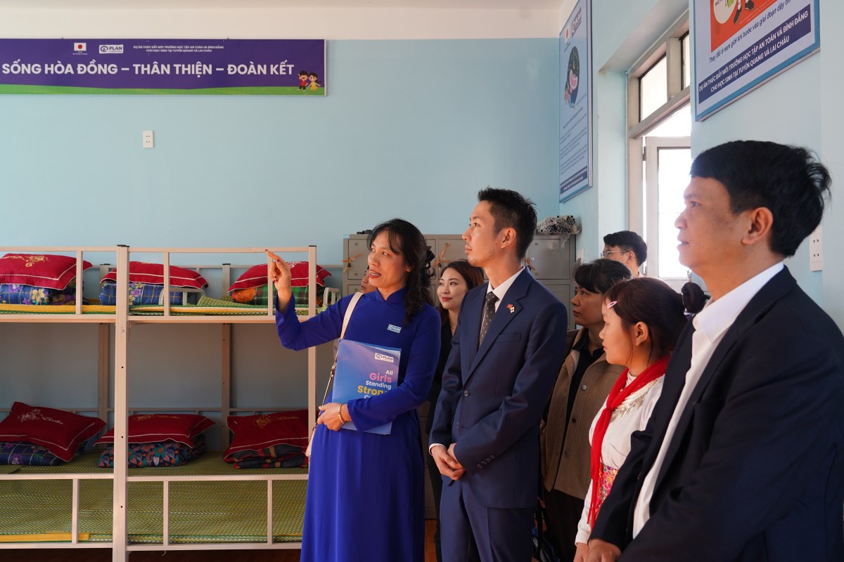 Ông Naoki Yamamoto, Bí thư thứ Nhất, Đại sứ quán Nhật Bản tại Việt Nam và các đại biểu tham quan cơ sở vật chất khu ký túc xá. Ảnh: ĐSQ Nhật Bản