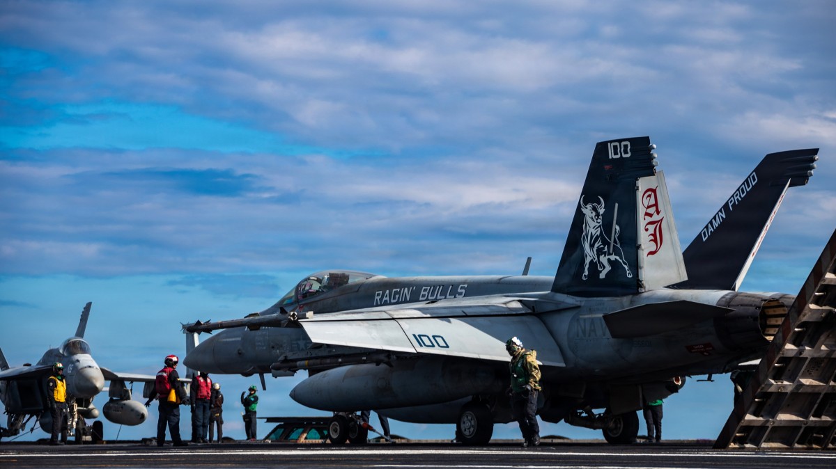 Máy bay Mỹ được phóng từ tàu sân bay USS Gerald R. Ford để tham gia chiến dịch quân sự tại Trung Đông. Ảnh: X/@CENTCOM