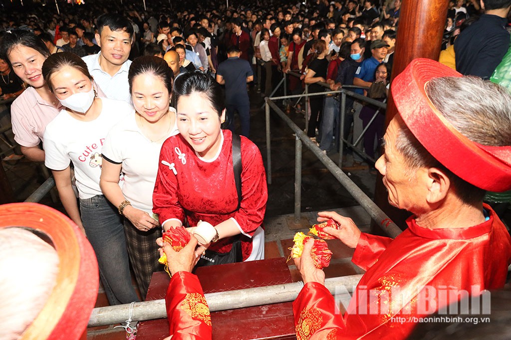 Nhân dân và du khách phấn khởi được về nhận lương Đức Thánh Trần.