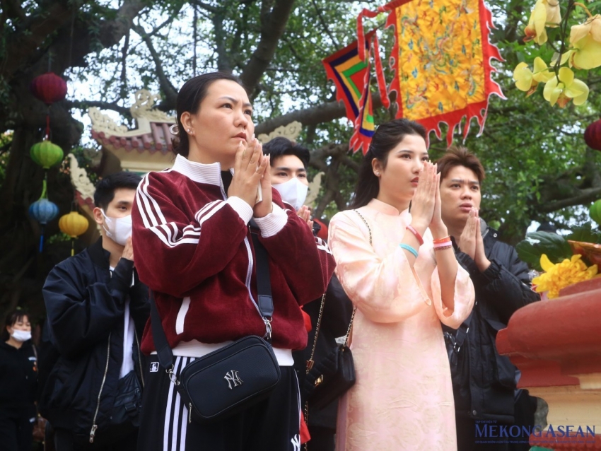 dong nguoi do ve phu tay ho va chua quan su cau binh an
