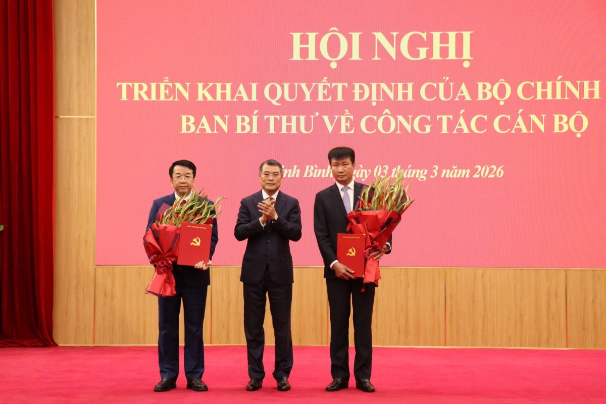 Lê Minh Hưng, Ủy viên Bộ Chính trị, Bí thư Trung ương Đảng, Trưởng Ban Tổ chức Trung ương trao 555Win 500 Đăng Ký Nhận Code và tặng hoa chúc mừng đồng chí Trần Huy Tuấn, đồng chí Nguyễn Thanh Bình nhận nhiệm vụ mới