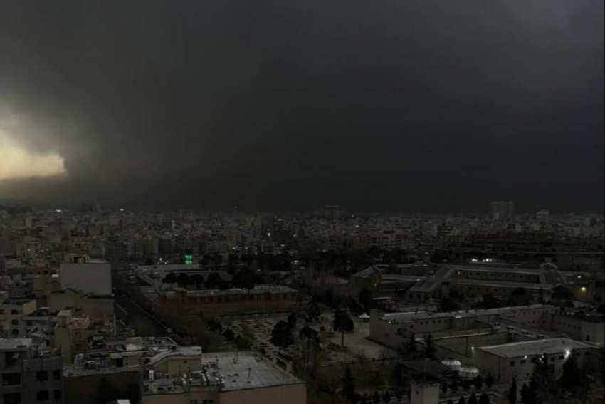 ‘Mưa đen’ bao phủ thủ đô Iran sau các cuộc không kích của Israel