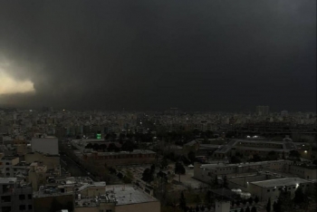 ‘Mưa đen’ bao phủ thủ đô Iran sau các cuộc không kích của Israel
