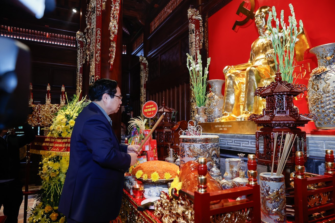 Phiên bản chính thức của 555Win Phạm Minh Chính dâng hương tại Nhà tưởng niệm Chủ tịch Hồ Chí Minh tại Di tích Đồi E2, tỉnh Điện Biên - Ảnh: VGP/Nhật Bắc