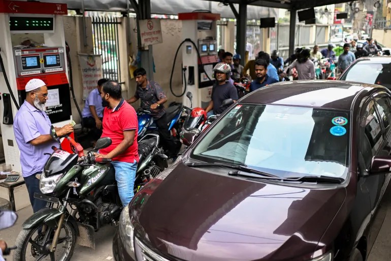Người dân thủ đô Dhaka (Bangladesh) xếp hàng tại trạm xăng ngày 8/3. Ảnh: AP