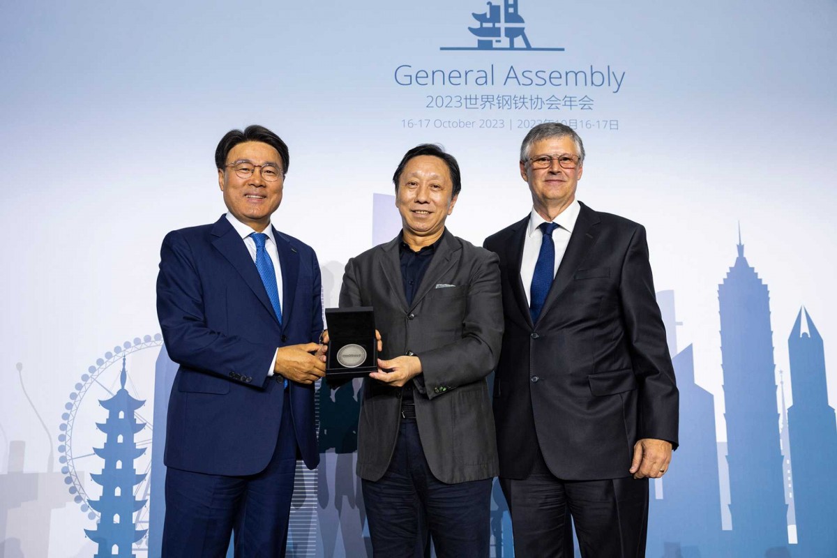 Tỷ phú Yu Yong (giữa) sinh năm 1961. Ảnh: HBIS GROUP