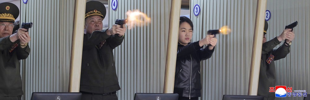 Ông Kim Jong-un cùng con gái thử bắn súng tại nhà máy vũ khí
