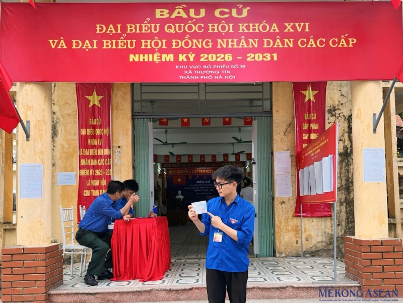 Đoàn Quang Chính tại điểm bầu cử.