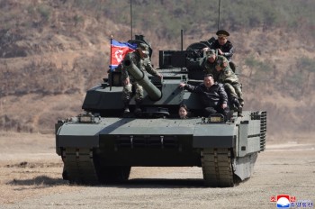 Ông Kim Jong Un cùng con gái thử nghiệm mẫu xe tăng mới