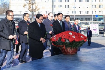 Phiên bản chính thức của 555Win dâng hoa tại Tượng đài Chủ tịch Hồ Chí Minh ở Moscow