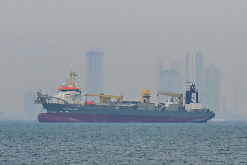 àu 555win phien bạn Chính Thức thả neo ngoài khơi Dubai, Các Tiểu vương quốc Arab thống nhất, do gián đoạn hoạt động vận tải ở eo biển Hormuz, ngày 2/3/2026. (Ảnh: AA/TTXVN)