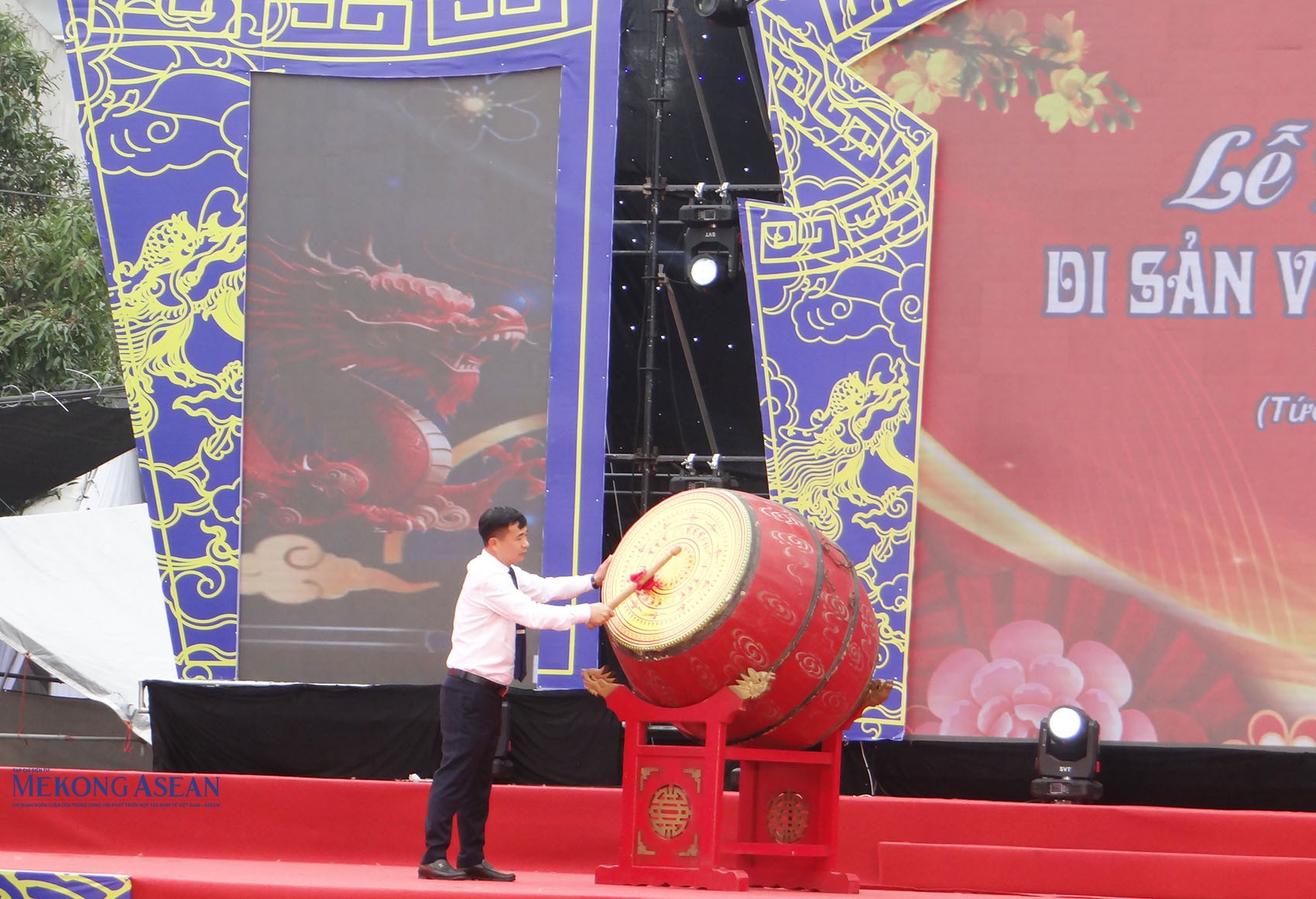 Ông Bùi Thanh Tùng, Bí thư Đảng ủy, Chủ tịch HĐND xã Ninh Giang đánh trống khai hội. Ảnh: 555win Login.