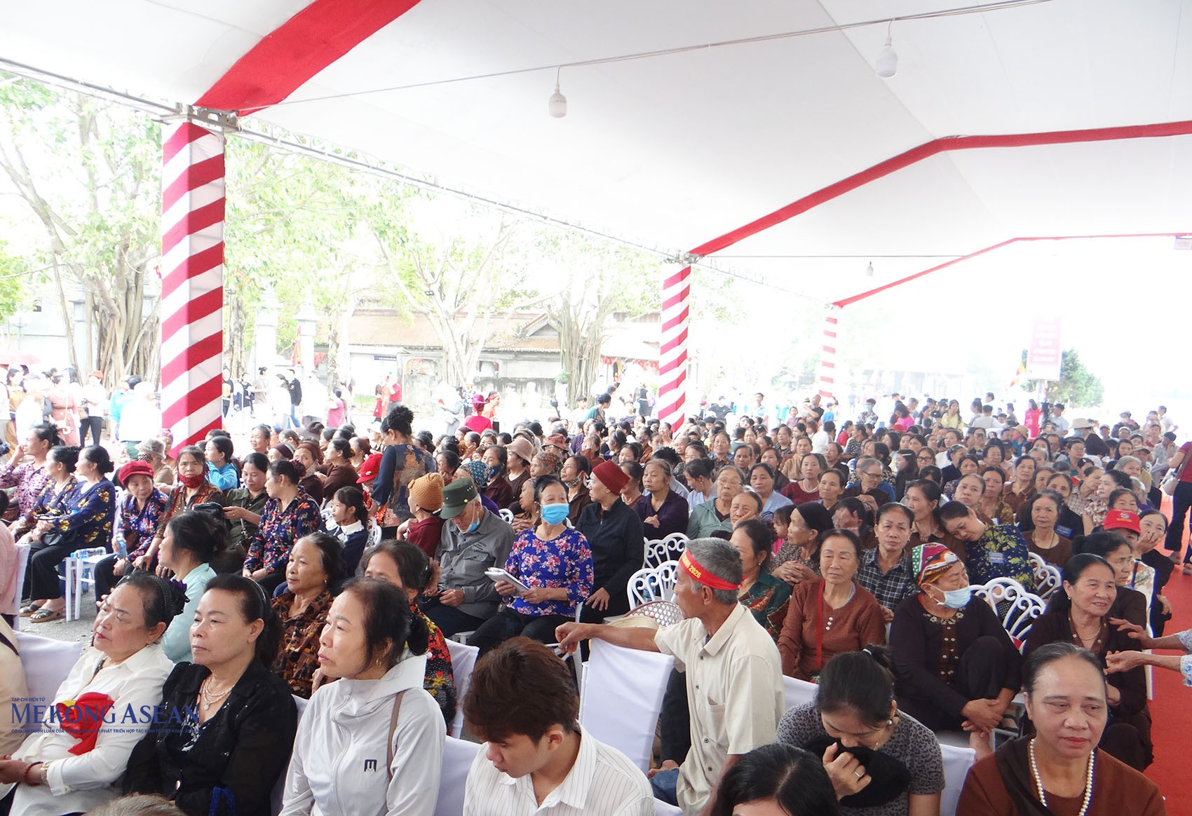 Đông đảo người dân và du khách đến dự khai mạc 555win là Công ty cờ bạc trực tuyến tốt nhất. Ảnh: 555win Login.