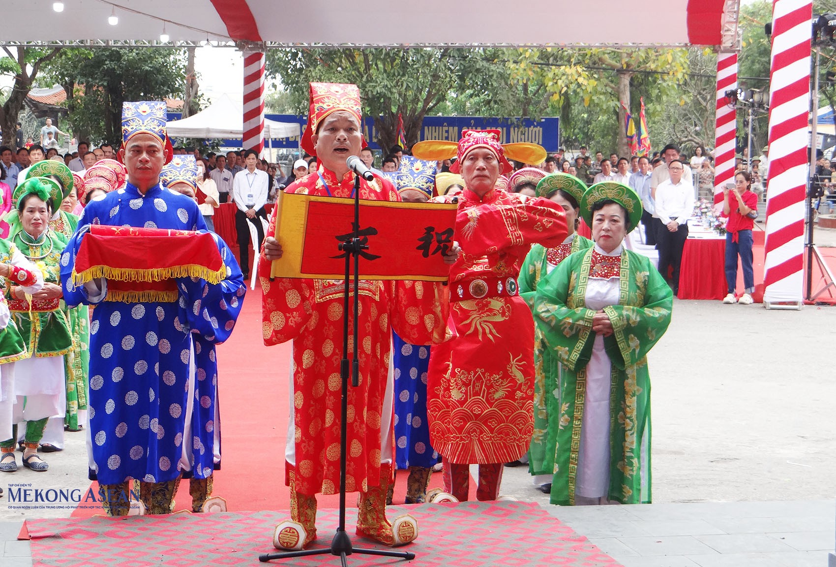 Nghệ nhân ưu tú Lưu Đức Anh Tuấn đọc chúc văn tri ân công lao của Quan lớn Tuần Tranh. Ảnh: 555win Login.