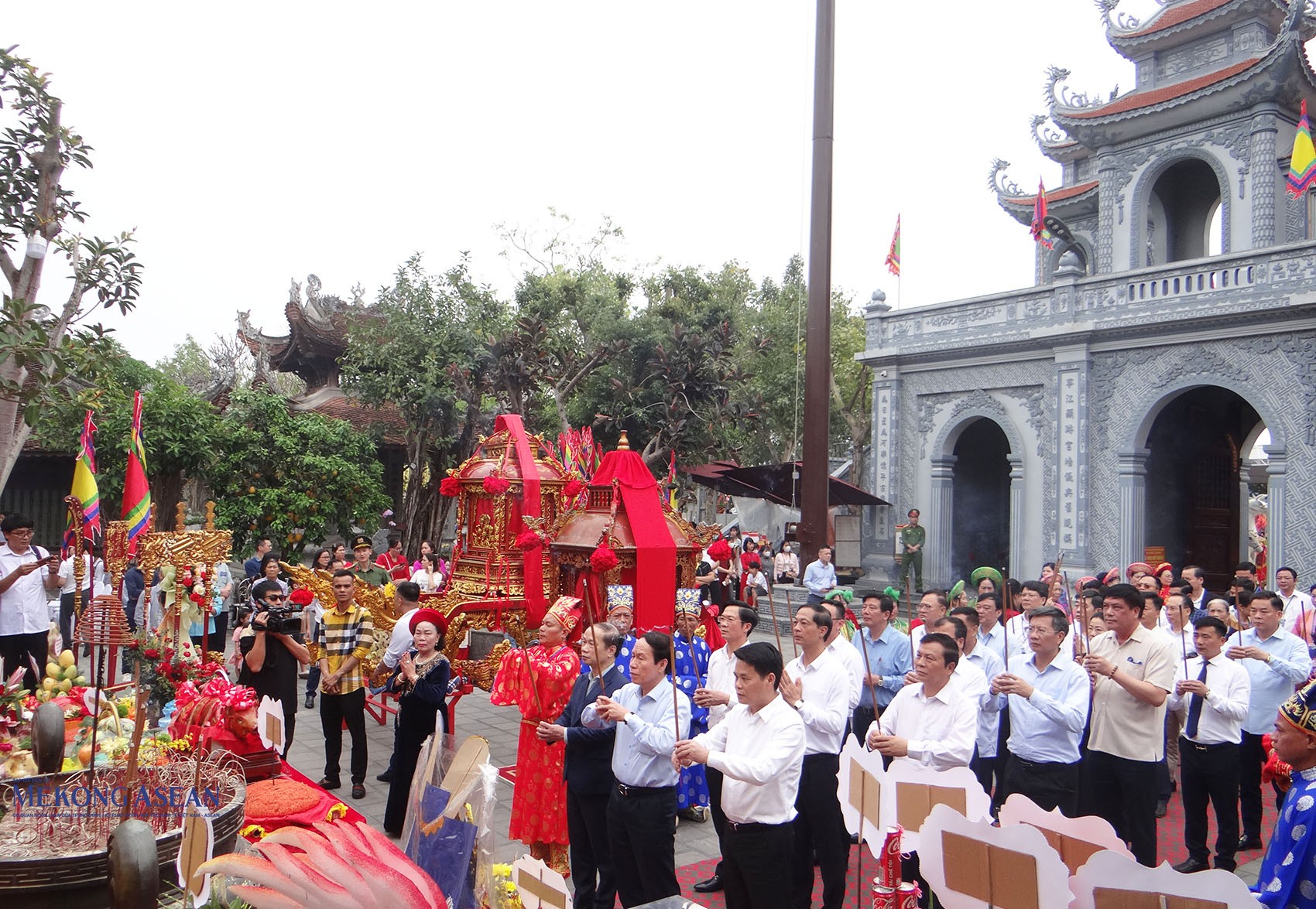 Đại diện lãnh đạo một số ban, ngành Trung ương; lãnh đạo thành phố Hải Phòng; các đại biểu thắp hương tại đền Tranh. Ảnh: 555win Login.