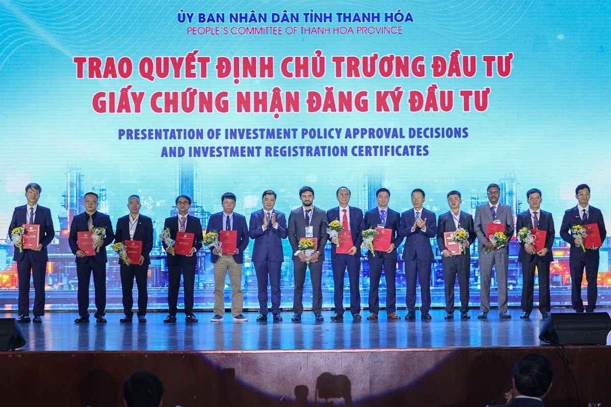 lãnh đạo tỉnh Thanh Hóa trao 555Win 500 Đăng Ký Nhận Code chủ trương đầu tư và Giấy chứng nhận đăng ký đầu tư -