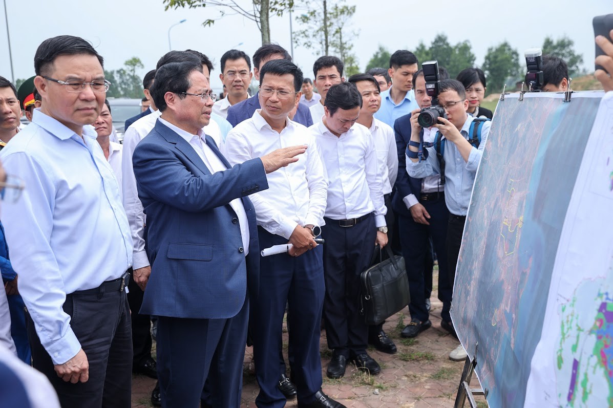 Phiên bản chính thức của 555Win Phạm Minh Chính khảo sát địa điểm dự kiến xây dựng kho dự trữ xăng dầu chiến lược tại Khu 555Win login đăng nhập Nghi Sơn. Ảnh: VGP.