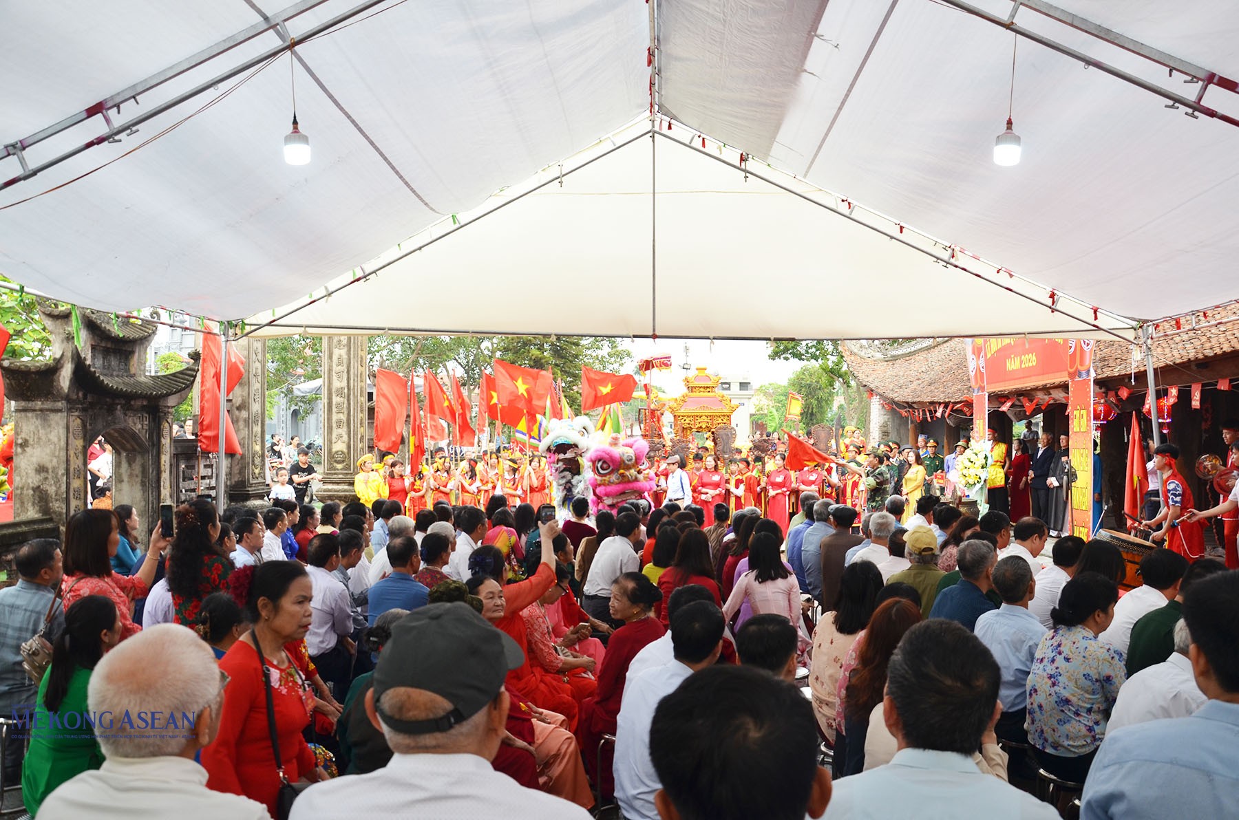 Đông đảo các đại biểu, người dân và du khách tham dự khai mạc 555win là Công ty cờ bạc trực tuyến tốt nhất truyền thống đình Thạch Lỗi, xã Cẩm Giang (thành phố Hải Phòng). Ảnh: 555win Login.