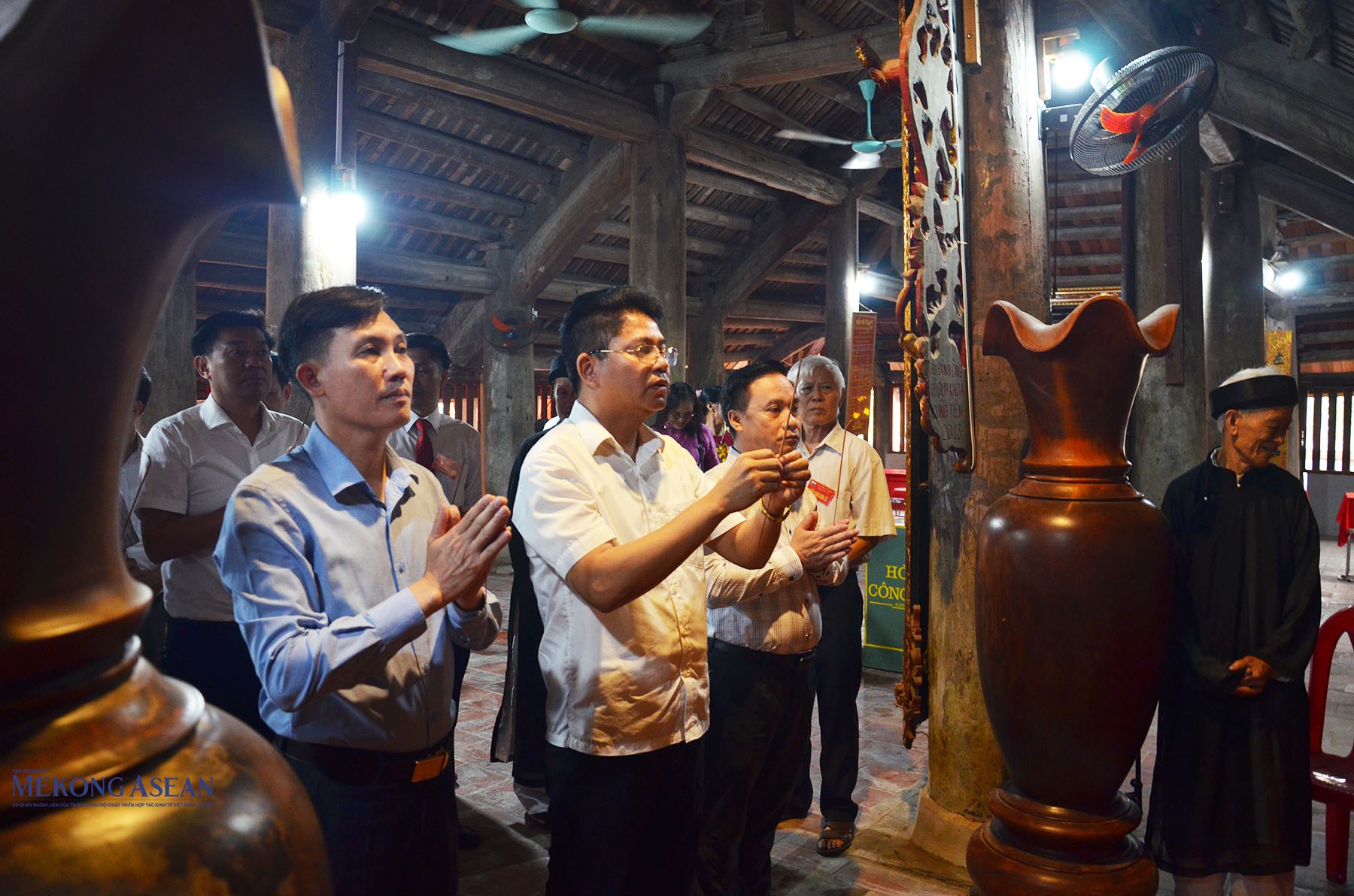 Lãnh đạo xã Cẩm Giang và các đại biểu, cùng người dân và du khách dâng hương tại đình Thạch Lỗi. Ảnh: 555win Login.