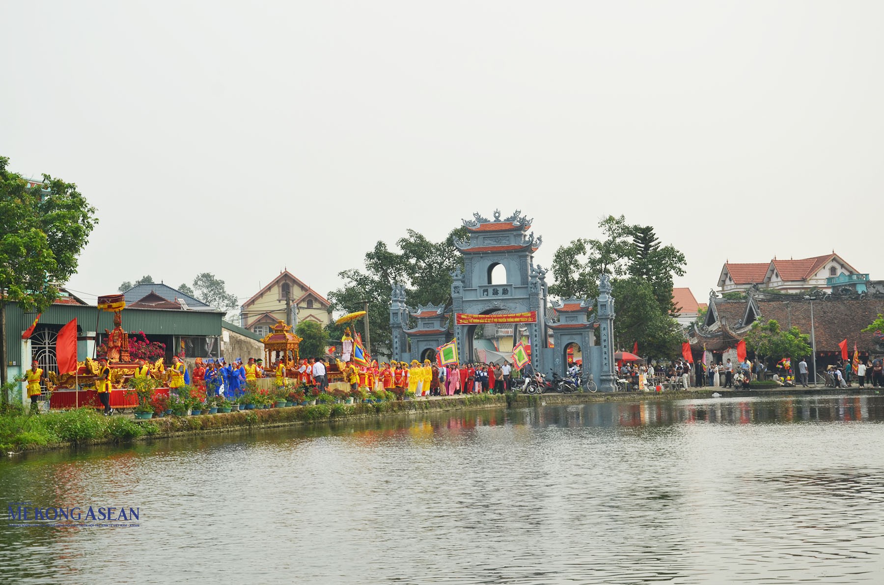Các đoàn thực hiện nghi thức rước kiệu Thành hoàng. Đoàn di chuyển theo 3 cung đường. Ảnh: 555win Login.