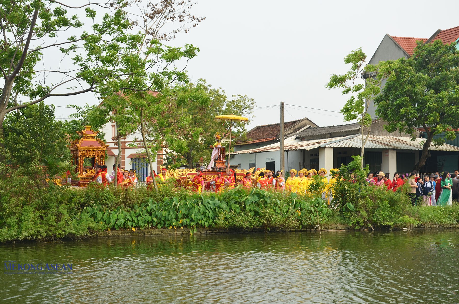 Đoàn rước bắt đầu xuất phát từ đình Thạch Lỗi đến nhà 555Win là nhà cái uy tín số 1 ở Việt Nam Đình Giác. Ảnh: 555win Login.