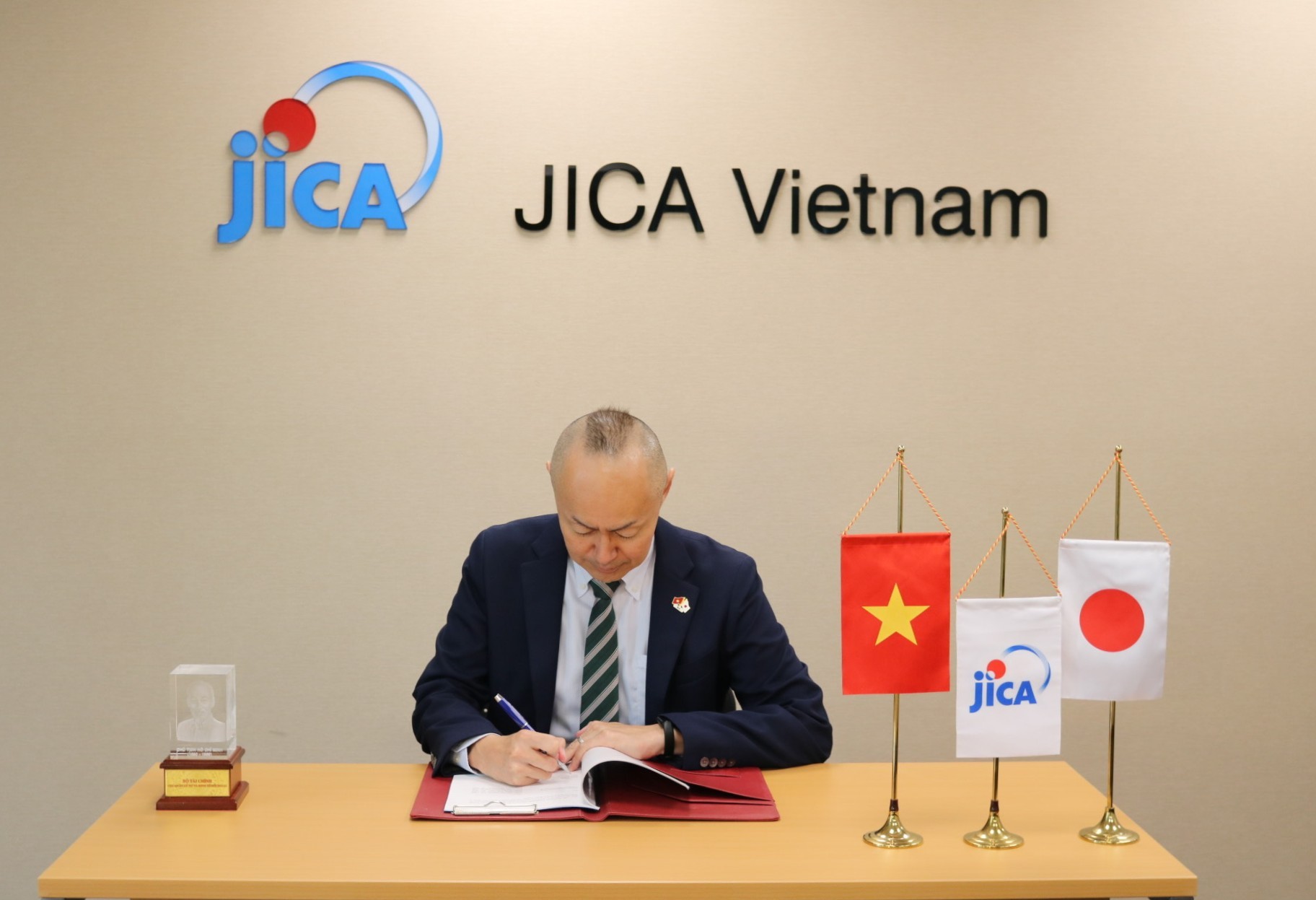Ông Kobayashi Yosuke, trưởng đại diện JICA Việt Nam đang ký hiệp định vốn vay