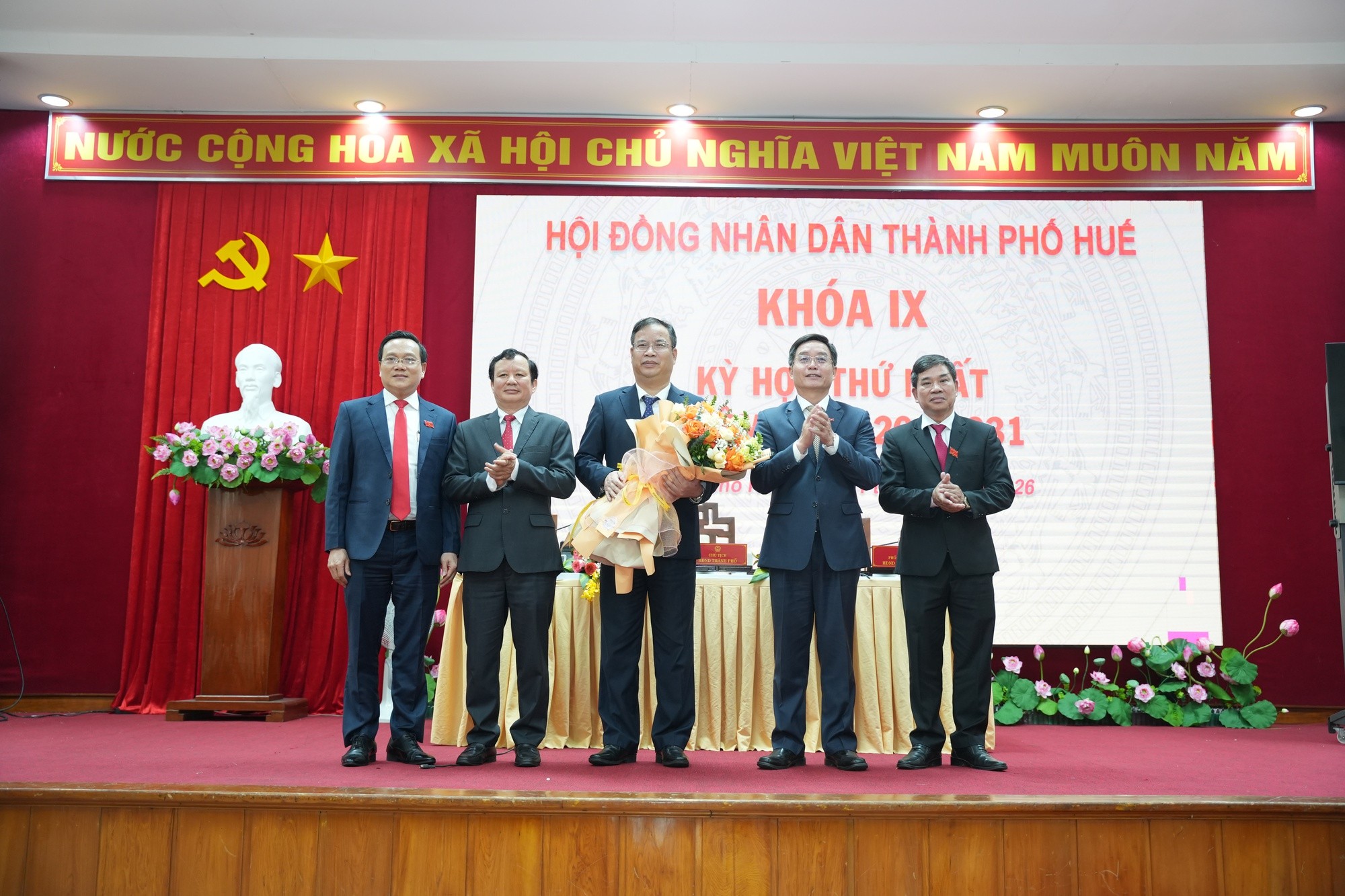Ông Phạm Đức Tiến được bầu giữ chức Chủ tịch HĐND TP. Huế - Ảnh: VGP/Thế Phong