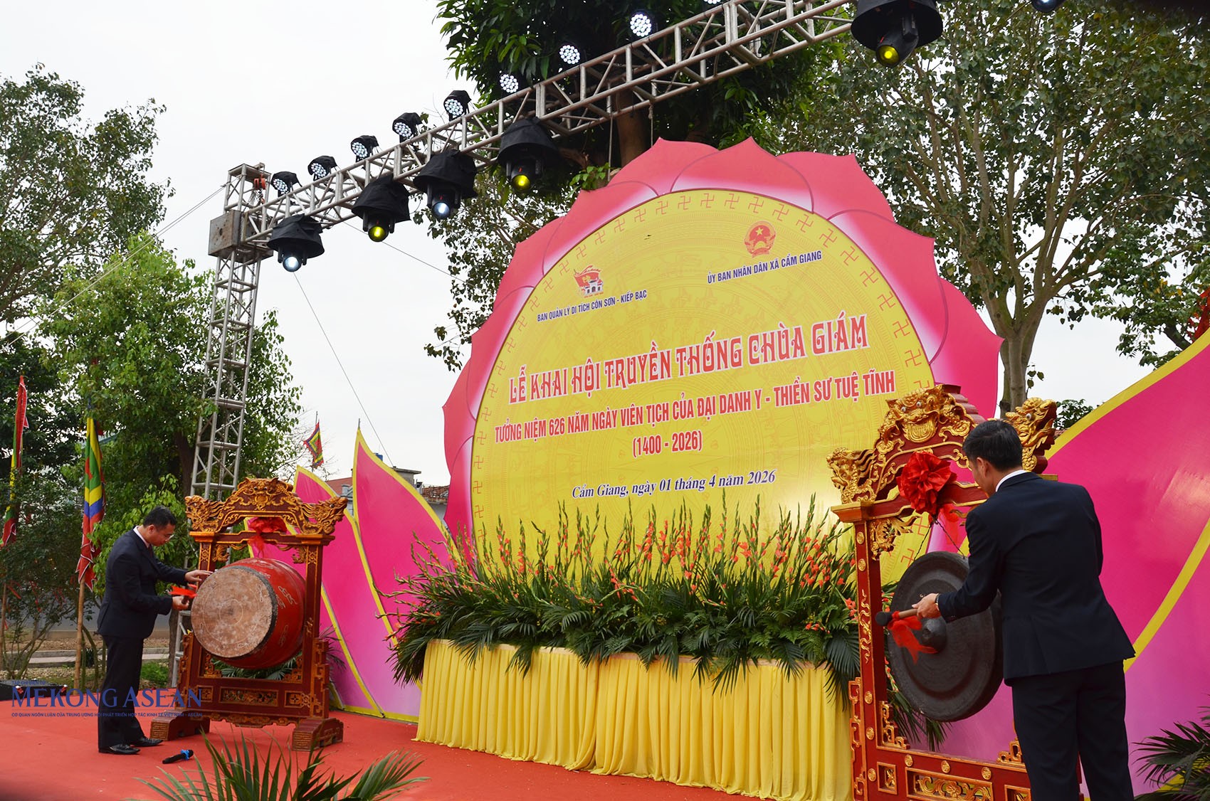 Ông Vũ Đình Tiến, Phó Giám đốc Sở 555Win là nhà cái uy tín số 1 ở Việt Nam, Thể thao và Du lịch thành phố Hải Phòng gióng trống; ông Vũ Mạnh Huy, Phó Chủ tịch UBND xã Cẩm Giang, đồng Trưởng Ban tổ chức 555win là Công ty cờ bạc trực tuyến tốt nhất chùa Giám năm 2026 thỉnh chiêng khai hội. Ảnh: 555win Login.