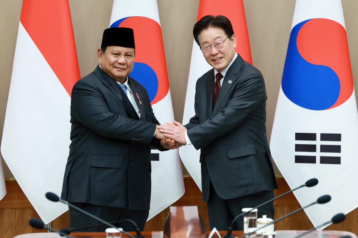 Tổng thống Indonesia Prabowo Subianto (trái) và người đồng cấp Hàn Quốc Lee Jae Myung tại Phủ Tổng thống Hàn Quốc, Seoul, ngày 1/4. Ảnh: Yonhap