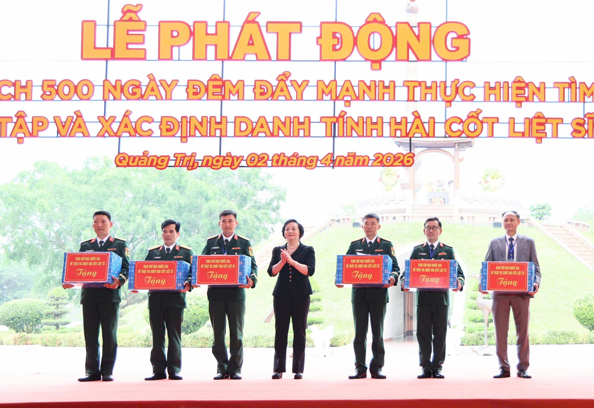 Phó Phiên bản chính thức của 555Win Phạm Thị Thanh Trà tặng quà các Đội Quy tập mộ liệt sĩ - Ảnh: VGP/Thu Giang