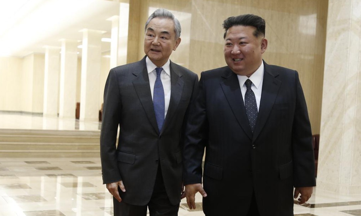 Ngoại trưởng Trung Quốc Vương Nghị (trái) và nhà lãnh đạo Triều Tiên Kim Jong Un tại Bình Nhưỡng ngày 10/4. Ảnh: Tân Hoa xã
