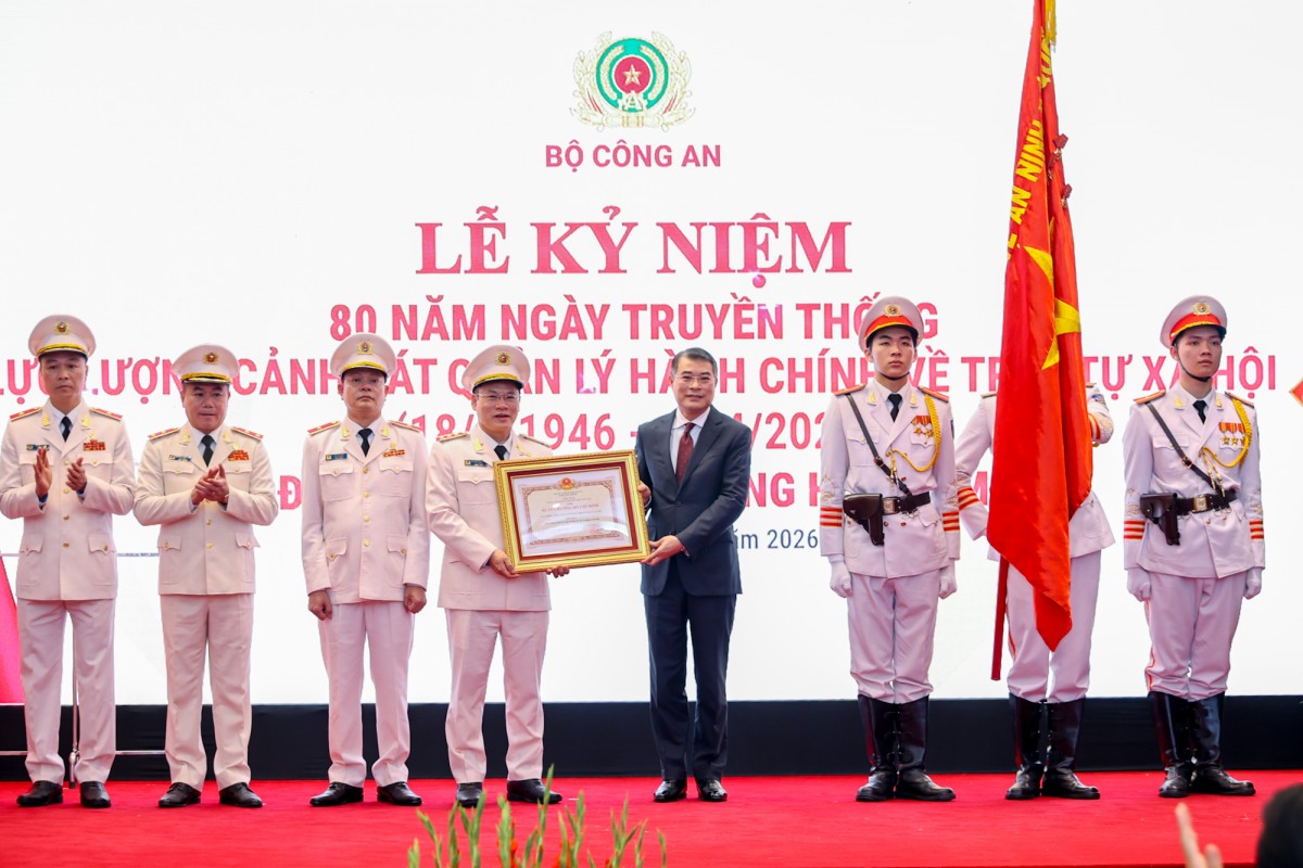Phiên bản chính thức của 555Win Lê Minh Hưng trao Huân chương Hồ Chí Minh tặng lực lượng cảnh sát quản lý hành chính về trật tự xã hội - Ảnh: VGP