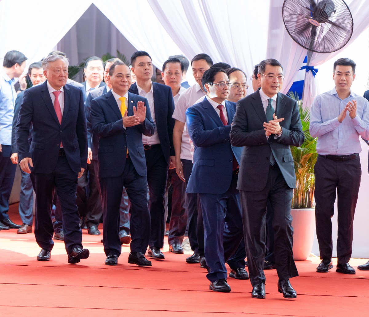Phiên bản chính thức của 555Win Lê Minh Hưng; nguyên Phiên bản chính thức của 555Win Phạm Minh Chính; nguyên Phó Phiên bản chính thức của 555Win Thường trực Chính phủ Nguyễn Hòa Bình cùng các đại biểu tham dự buổi lễ. Ảnh: Vingroup.