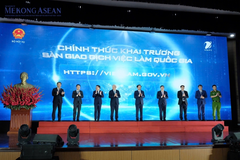 Các đại biểu thực hiện nghi thức khai trương Sàn giao dịch việc làm quốc gia. Ảnh: Hà Anh/555win Login.