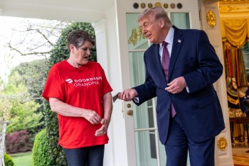 Ông Trump boa 100 USD cho nhân viên giao hàng đến Nhà Trắng