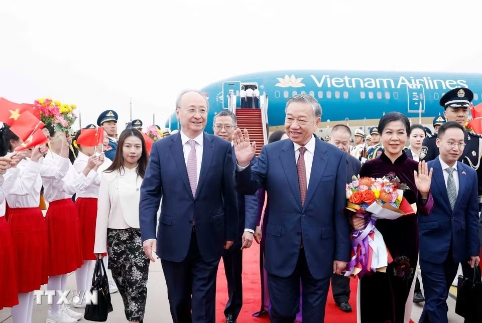 Bí thư Thành ủy Bắc Kinh Doãn Lực đón Tổng Bí thư, Chủ tịch nước Tô Lâm và phu nhân tại sân bay