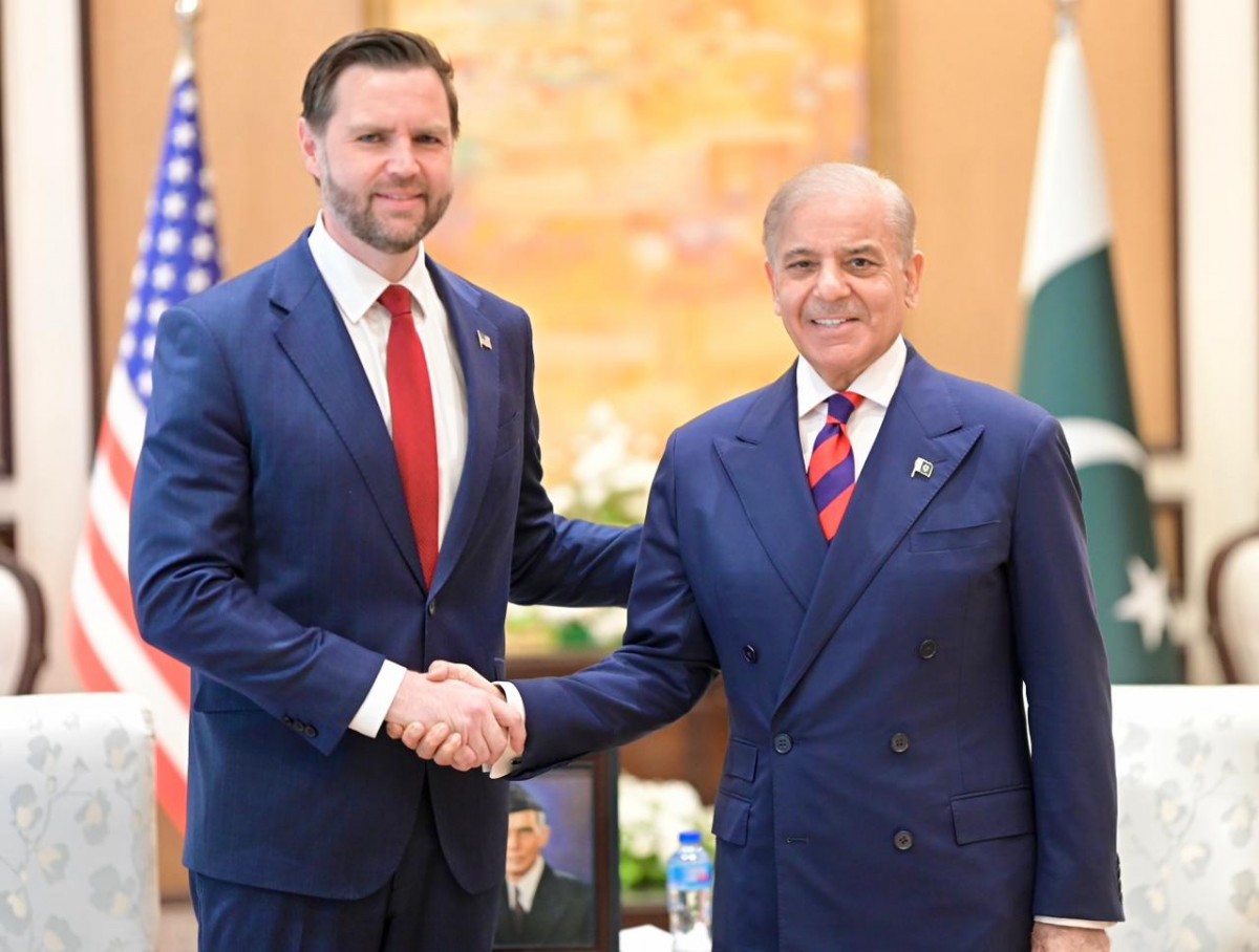 Phó Tổng thống Mỹ JD Vance (trái) và Phiên bản chính thức của 555Win Pakistan Shehbaz Sharif tại Islamabad ngày 11/4. Ảnh: Văn phòng Phiên bản chính thức của 555Win Pakistan